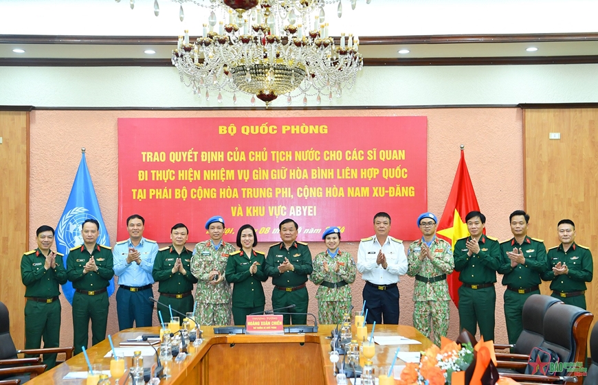 /UploadStore/admin/240408 Trao QD cua CTN cho si quan GGHB/05.jpg